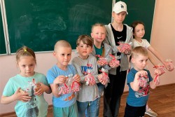 К акции «Подари радость на Пасху» присоединились дети воскресной школы Свято-Георгиевского храма и студенты-инвалиды
