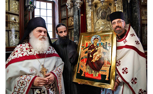 Список иконы «Всецарица». Настоятель Ватопедского монастыря на Афоне архимандрит Ефрем (слева) с братией.