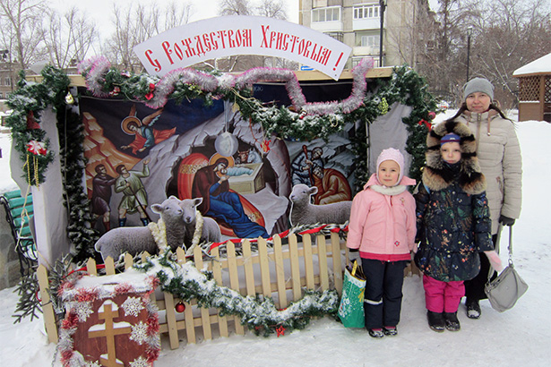 Рождественский вертеп возле Свято-Георгиевского храма Челябинска