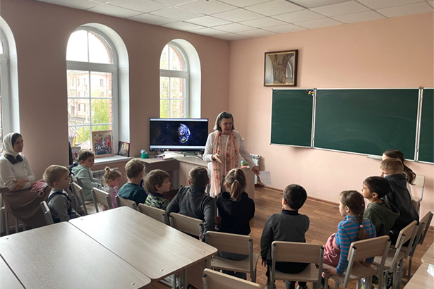 В воскресной школе Свято-Георгиевского храма дети узнали о сотворении мира