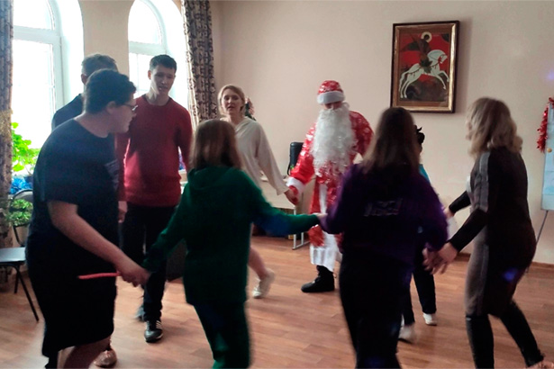 В приходе Свято-Георгиевского храма Дед Мороз навестил детей с ОВЗ