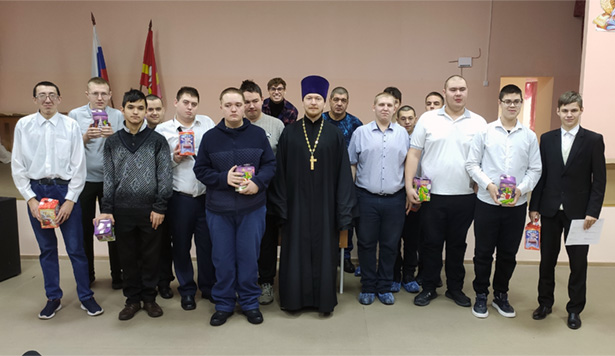Свято-Георгиевцы поздравили студентов-инвалидов с Рождеством Христовым и вручили подарки
