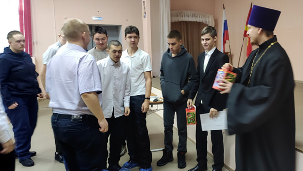 Свято-Георгиевцы поздравили студентов-инвалидов с Рождеством Христовым и вручили подарки