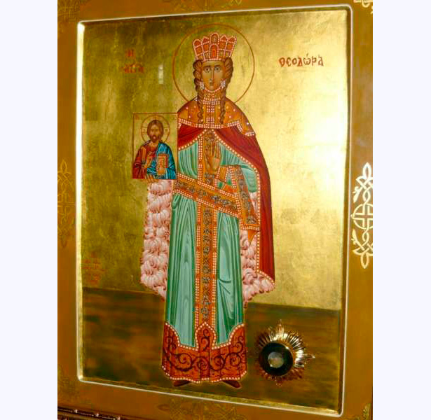 Икона святой царицы Феодоры с частицей покрова от мощей святой в Свято-Георгиевском храме Челябинска