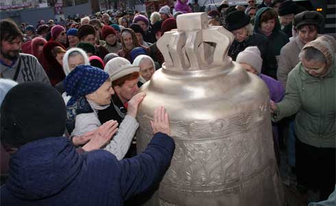 Освящение колоколов храма