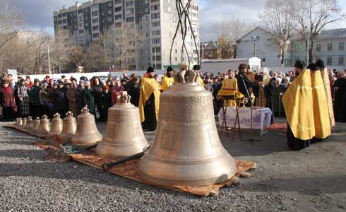 Освящение колоколов храма