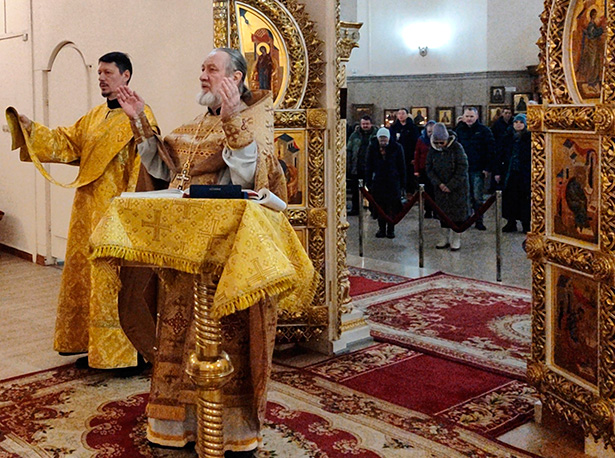 Праздничная Божественная литургия в Свято-Георгиевском храме Челябинска Праздничная Божественная литургия в Свято-Георгиевском храме Челябинска